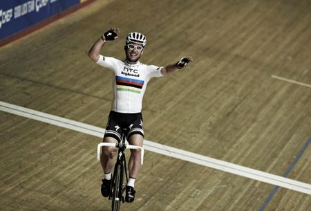 Mark Cavendish (HTC-Highroad) takes the win