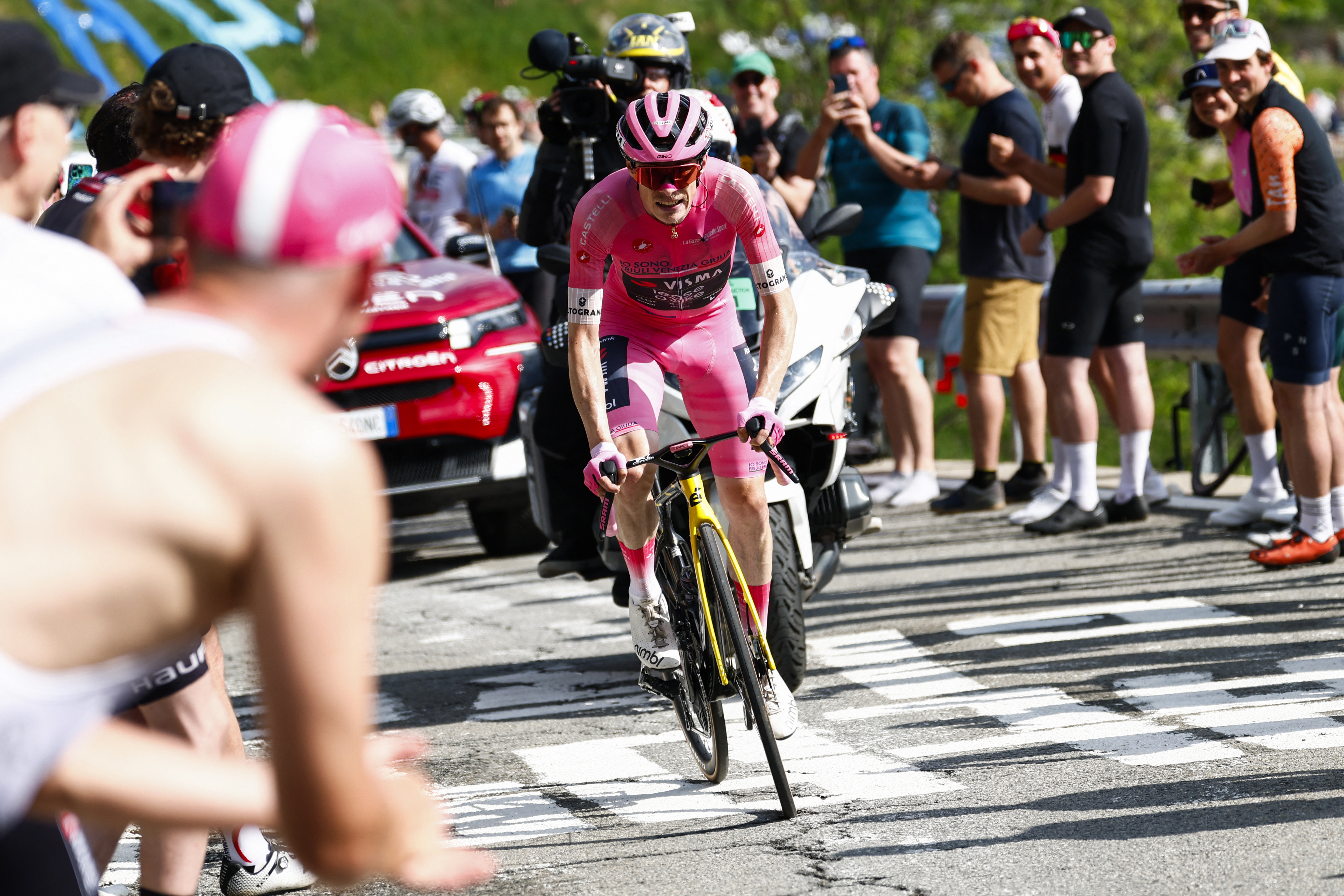Jonas Vingegaard attacks in pink