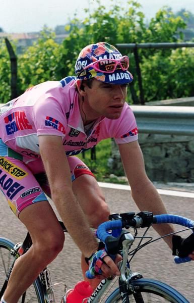Cadel Evans previously wore the Giro d'Italia leader's jersey for a day during stage 17 in 2002.