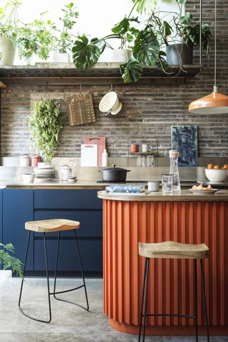 Niksen-friendly style - Habitat colorful kitchen units in navy blue and orange