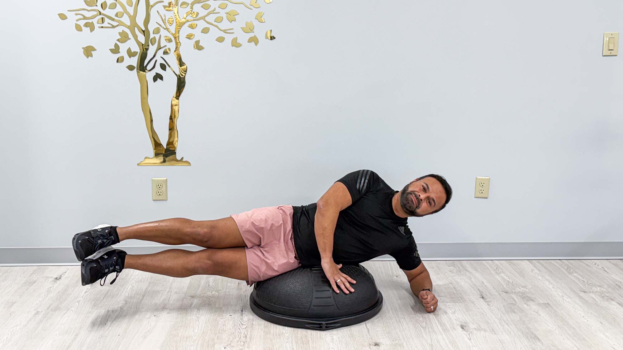 Nico Gonzalez performing the obliques and balance exercise