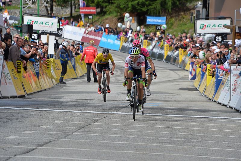 Simon Yates (Orica-GreenEdge) wins the sprint for second place