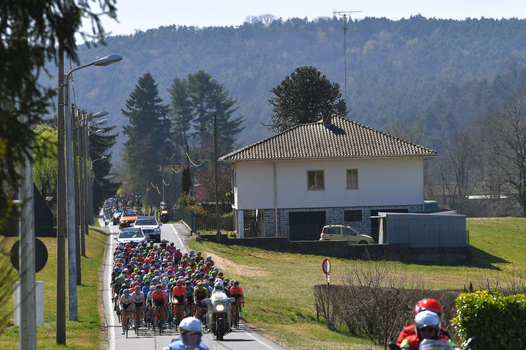 The peloton makes its way through the countryside