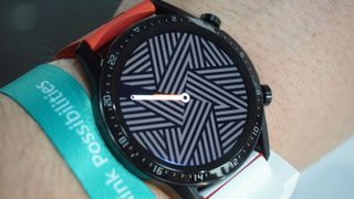 Huawei Watch GT2:n erikoinen graafisista viivoista koostuva kellotaulu