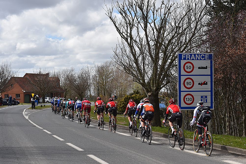 The peloton in a long line at Gent-Wevelgem