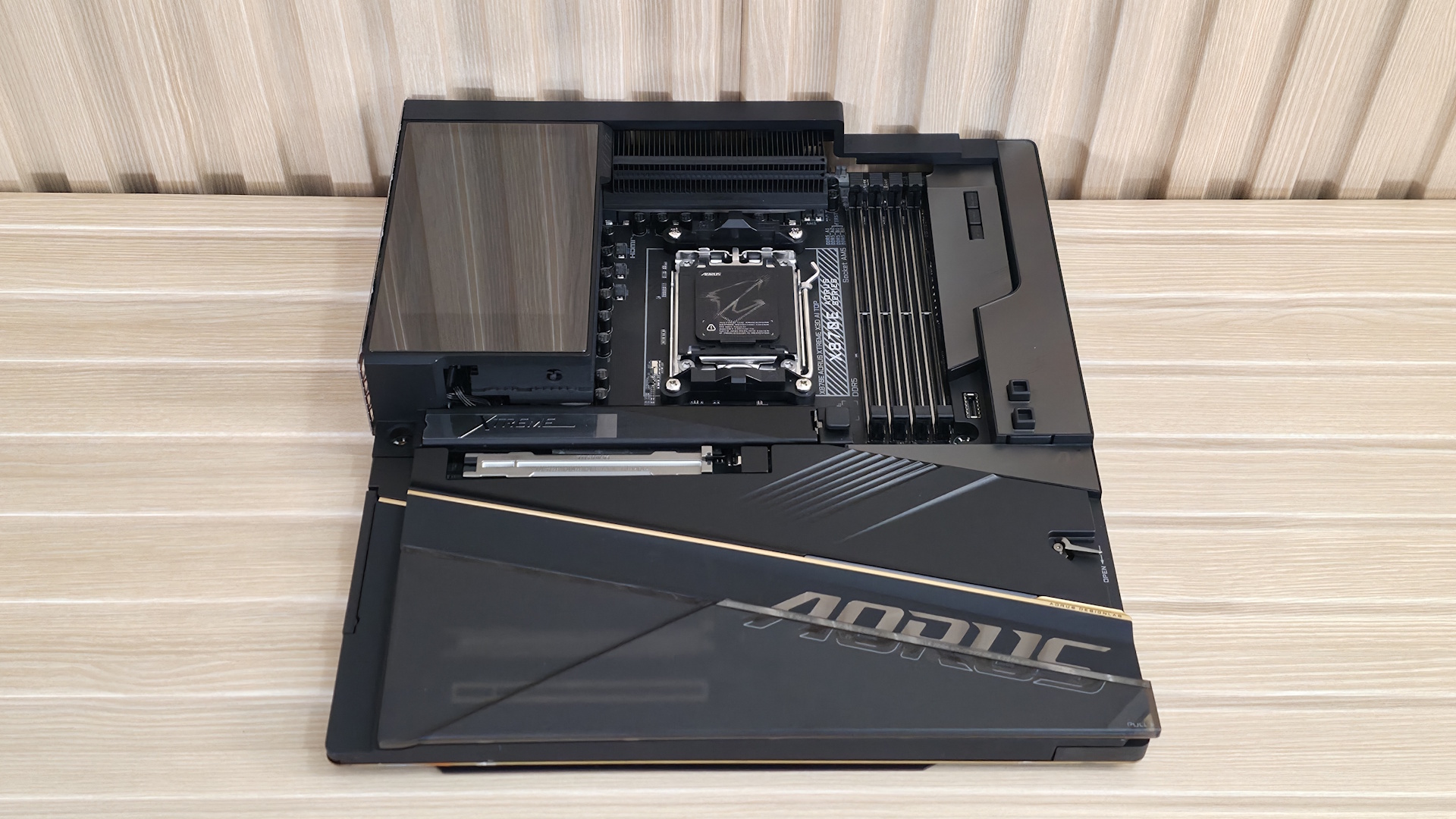 Gigabyte X870E Aorus Xtreme X3D AI Top