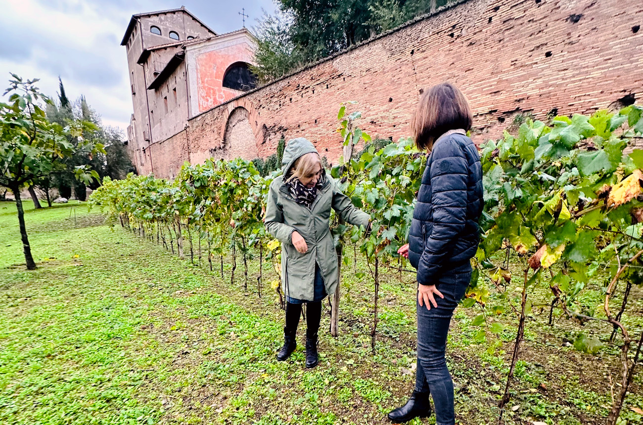 Gabriella-Strano-and-Giovanna-Trisorio-with-Bellone-vines-in-Vigna-Barberini