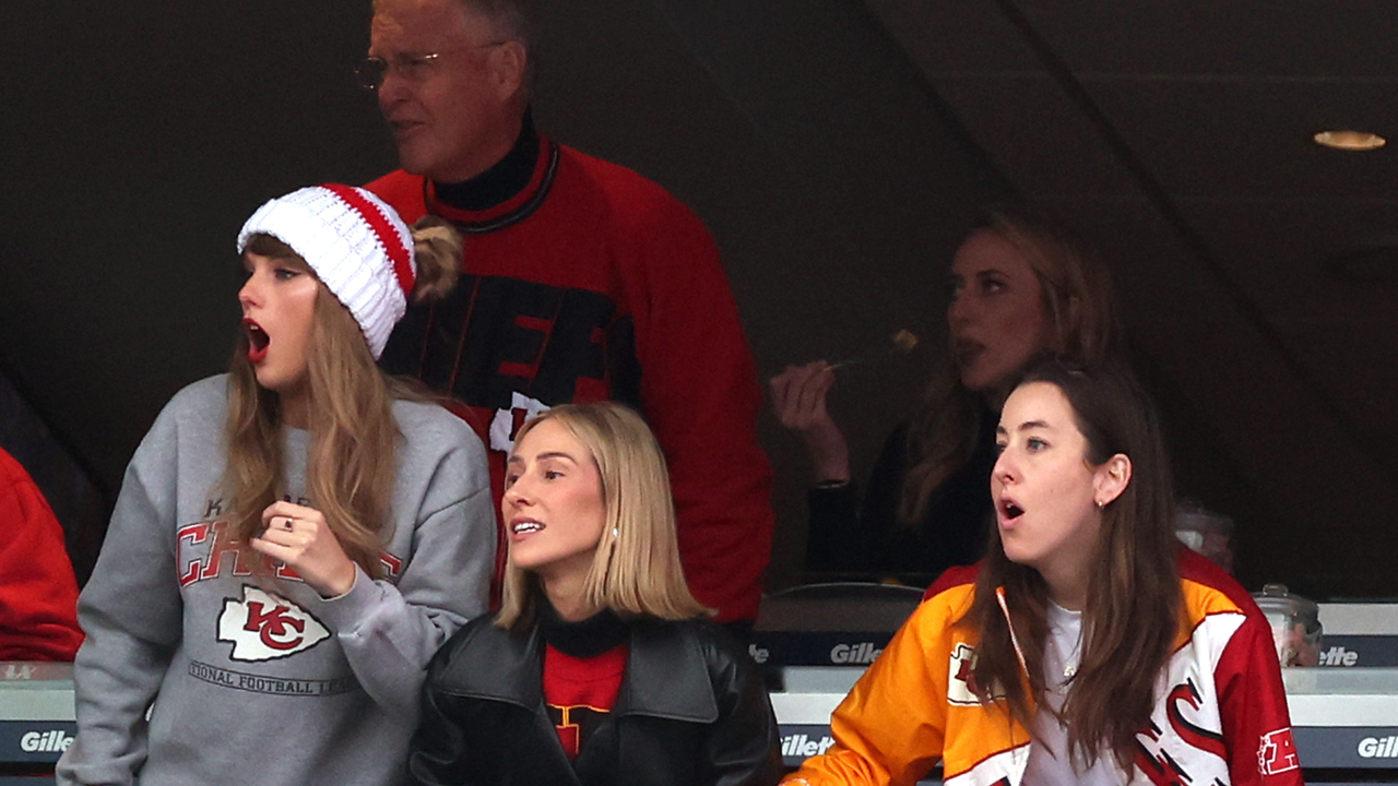 Taylor Swift, Scott Kingsley Swift, Ashley Avignone, Brittany Mahomes, and Alana Haim cheer while watching the Kansas City Chiefs play the New England Patriots