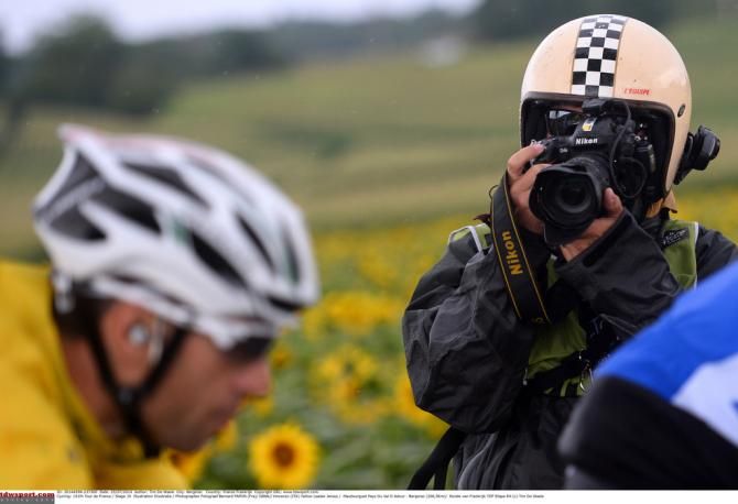 Bernard Papon snaps pictures of Vincenzo Nibali (Astana)
