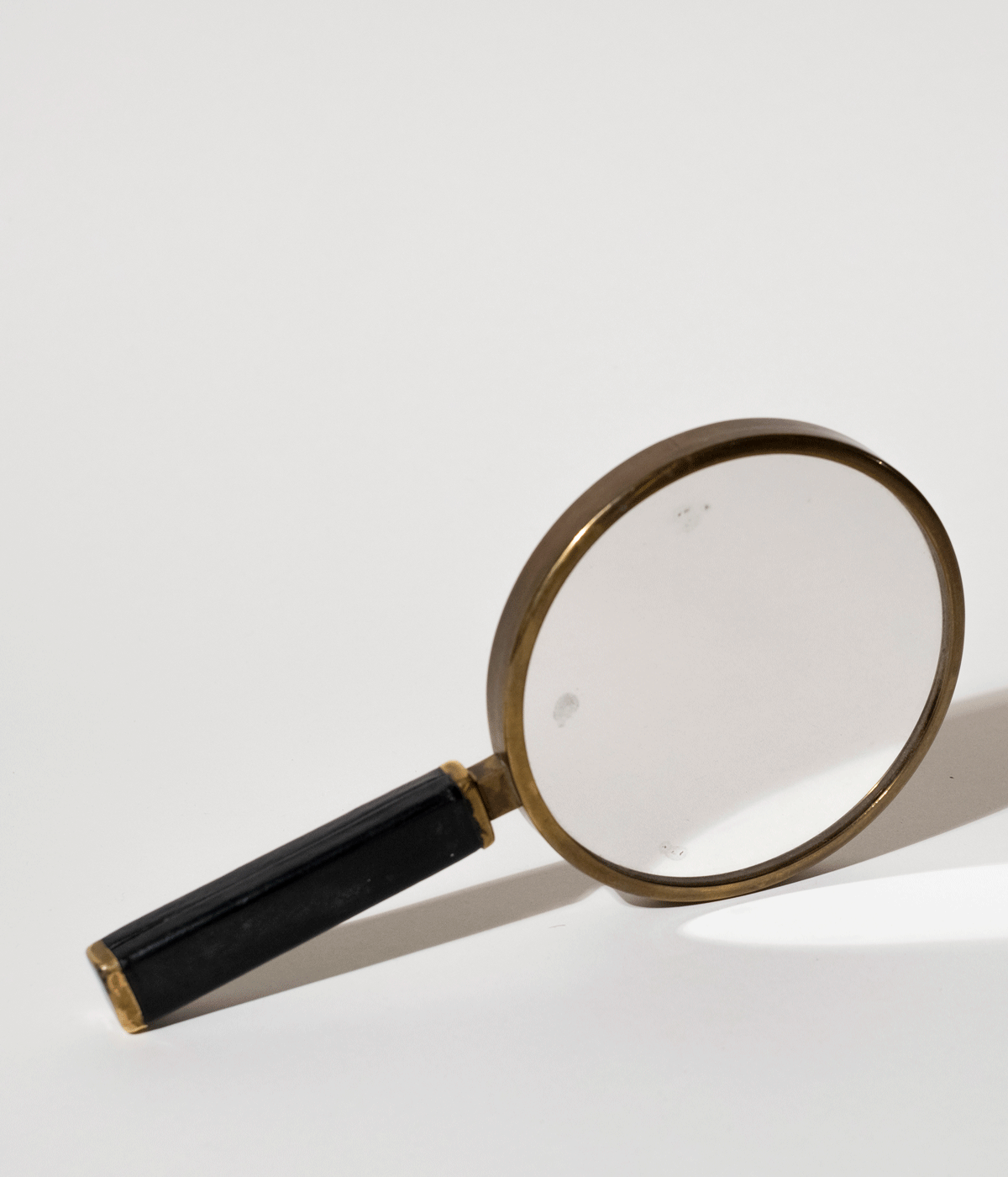 Circular hand mirror