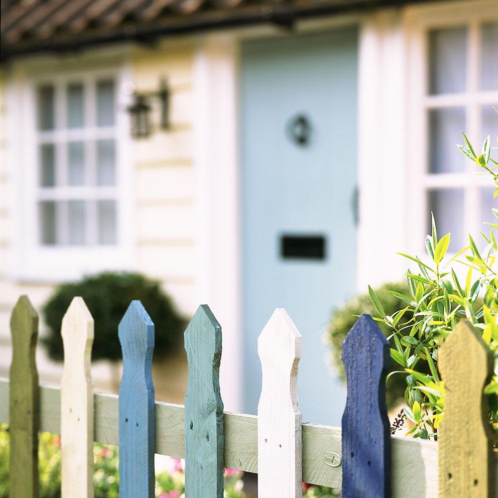 front garden ideas painted picket fence