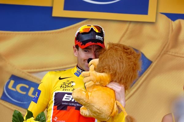 He did it, Cadel Evans claimed the maillot jaune.