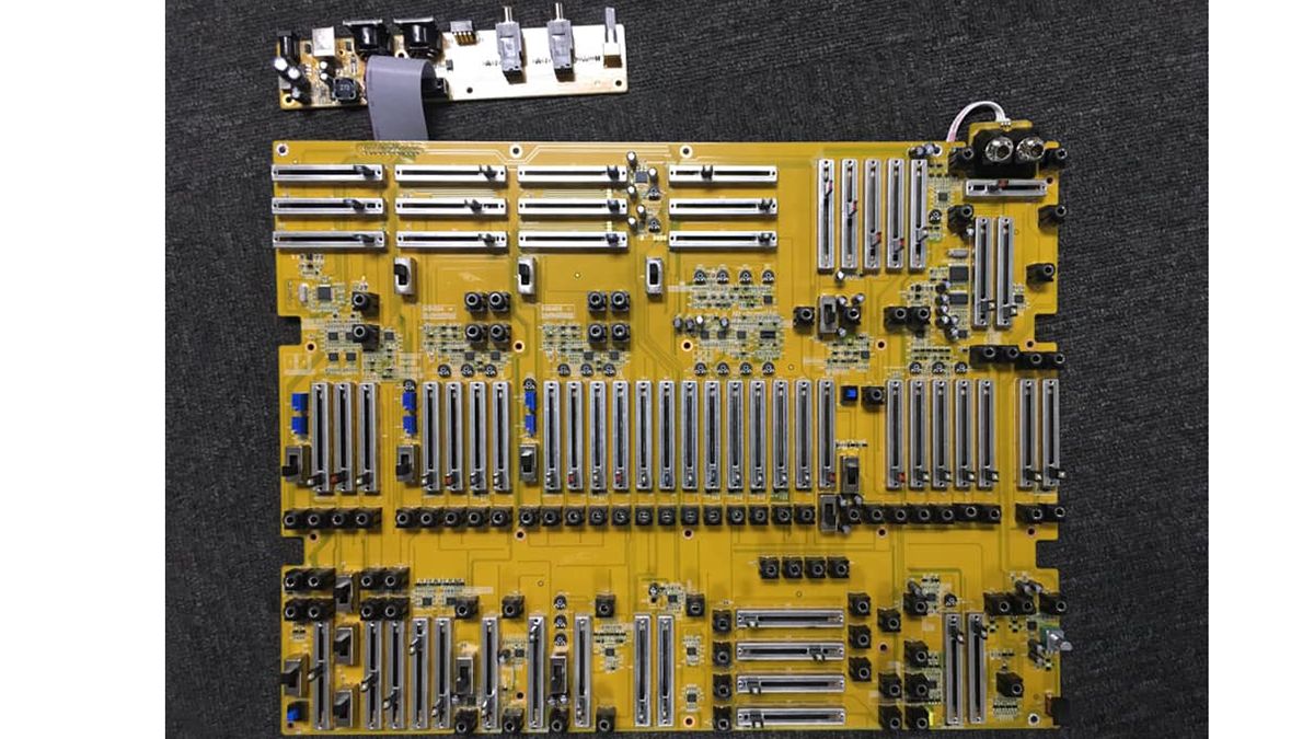 Behringer 2600