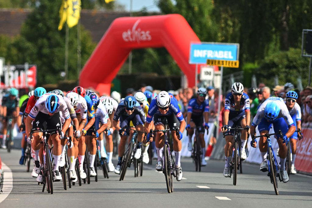 Jasper Philipsen came down the middle of the road to win the Kampioenschap van Vlaanderen