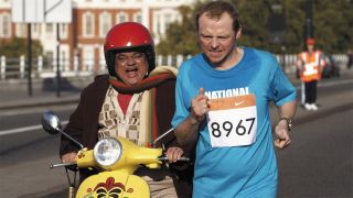 Simon Pegg running in Run Fatboy Run