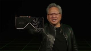 Nvidias CEO Jensen Huang holder en RTX 4090 op mod kameraet