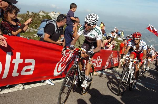 Xavier Tondo (Cervelo) in the white jersey on the climb to Pena Cabarga.