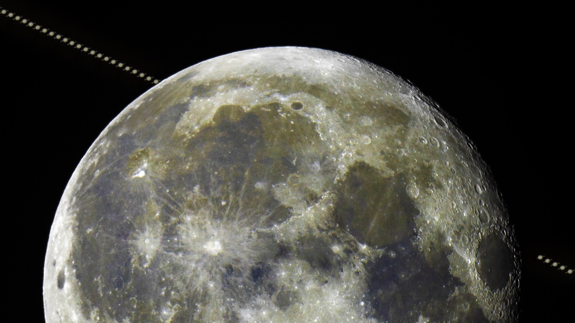 Vista dettagliata e ravvicinata della Luna con Saturno che le passa dietro per poi riemergere.