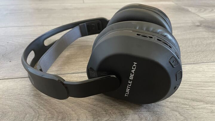 Turtle Beach Stealth 500 headset controls.