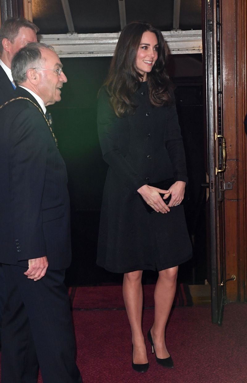 Little black dress, Event, Dress, Leg, Carpet, Suit, Flooring, Formal wear, Cocktail dress,