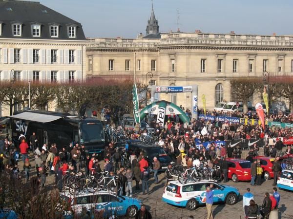 The teams get in position at the start in Compiegne