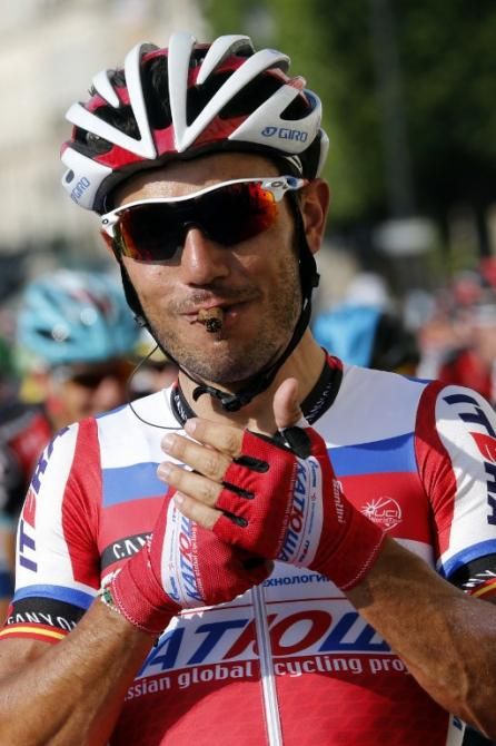 Joaquim 'purito' Rodriguez lights a cigar during the roll-out from Versailles