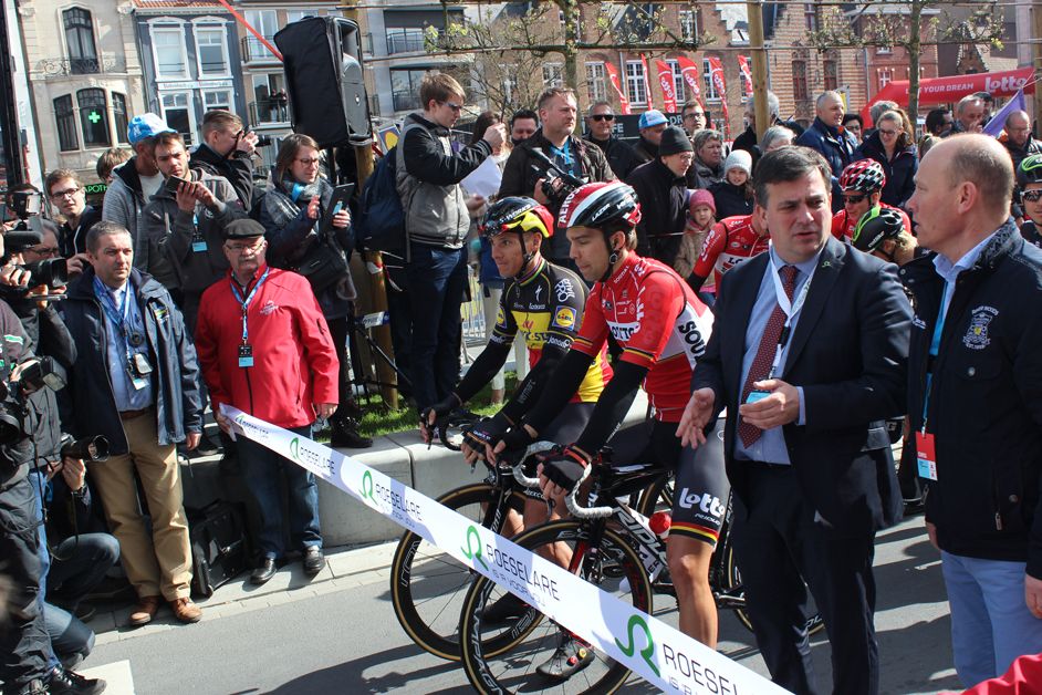 Philippe Gilbert and reigning champion Jens Debuscherre were put at the head of affairs on the start line