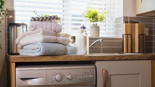 7 signs your towel isn't absorbent anymore - towels on top of washing machine