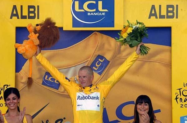 Rasmussen with lion, flowers and podium presenters on hand.