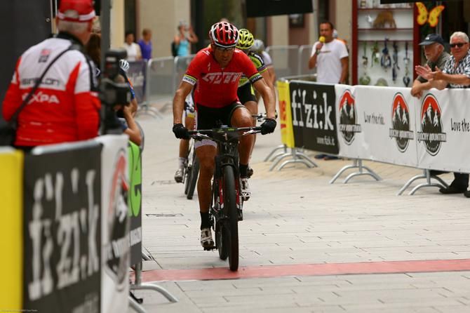 Christoph Sauser (Specialized) narrowly sprints to a stage 1 victory at Bike Four Peaks