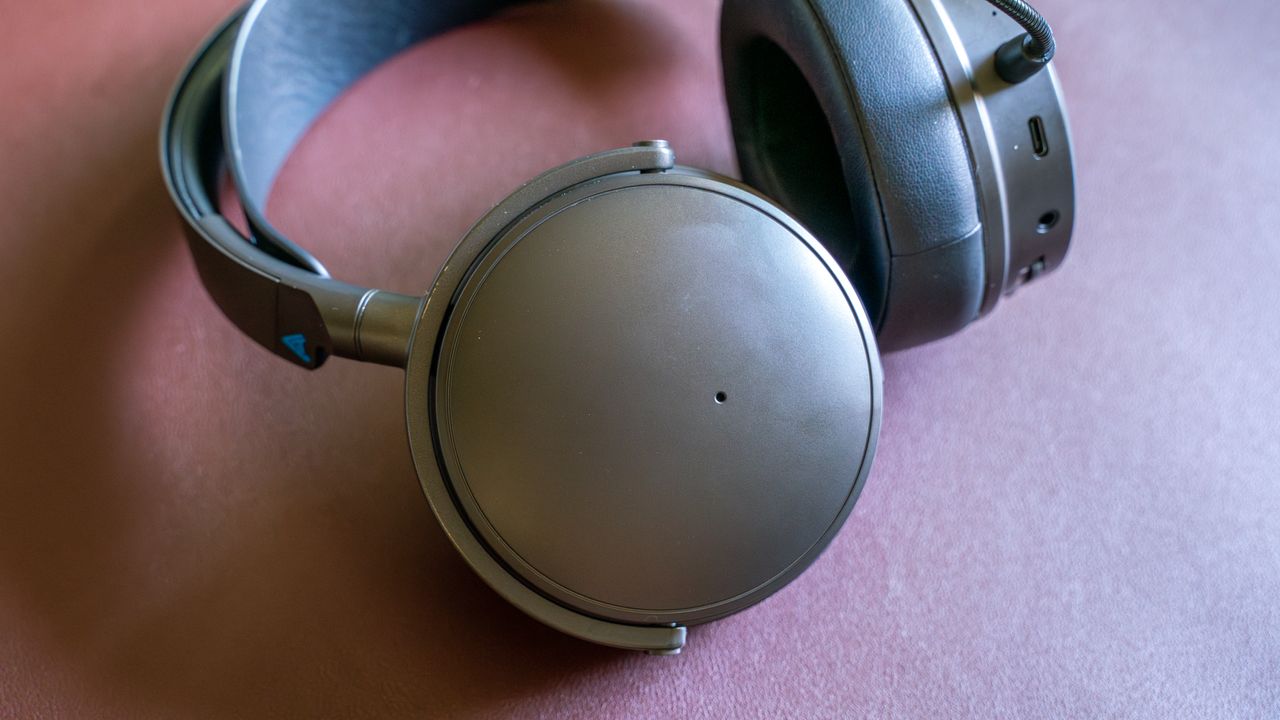 Audeze Maxwell on a burgundy mat