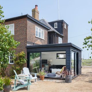 villa with a single storey extension