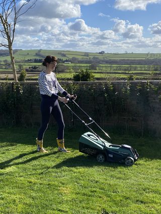 Bosch CityMower 18 lawn mower review: mower in action