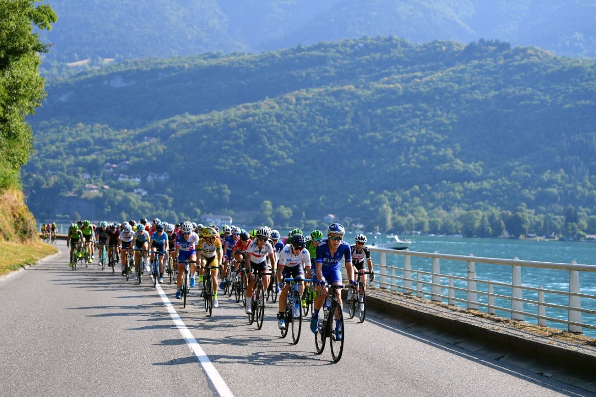 The peloton on the shores of Lake Annecy