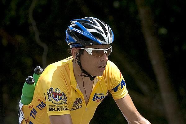 Tour leader Tobias Erler (Tabriz Petrochemical Cycling) with bidons on-board as the heat in Malaysia sapped the riders energy again on stage three.