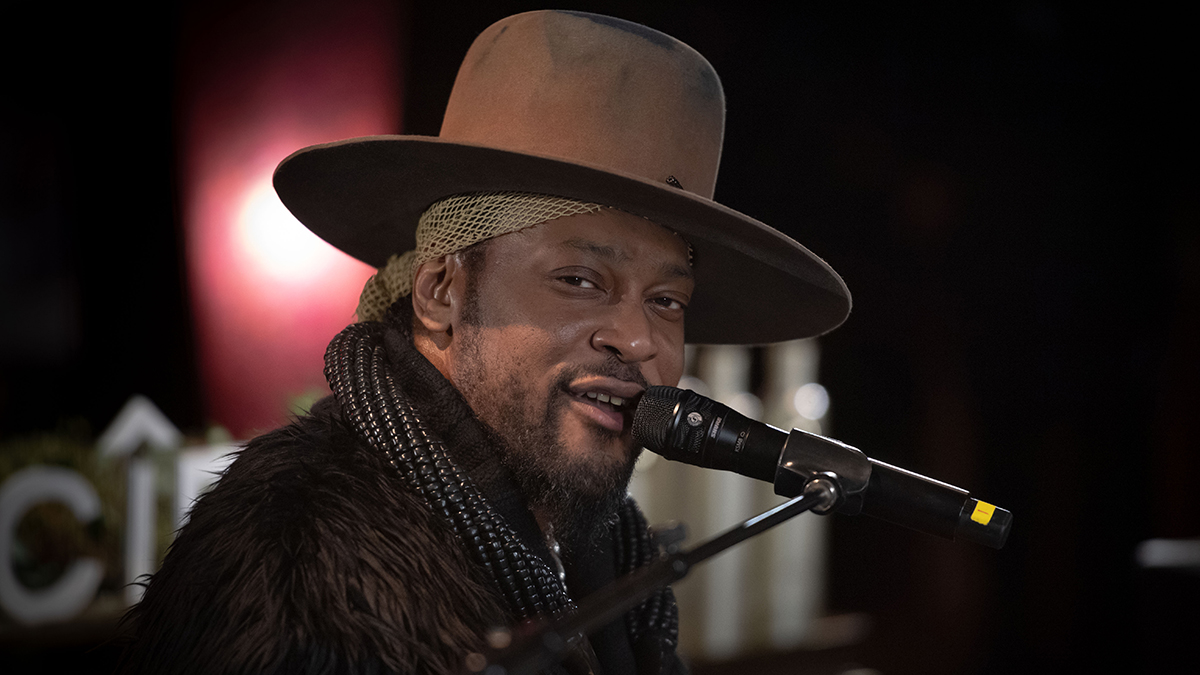 NEW YORK, NEW YORK - FEBRUARY 27: D&#039;Angelo performs at The Apollo Theater on February 27, 2021 in New York City. (Photo by Shahar Azran/Getty Images)