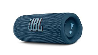 Der JBL Flip Bluetooth-Lautsprecher in dunkelblau.