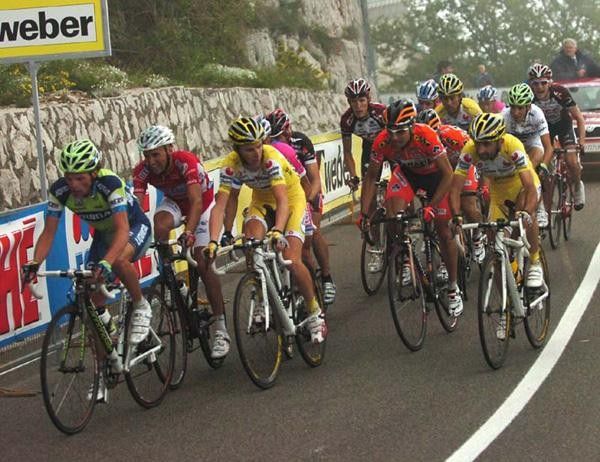 Di Luca followed by Riccardo Ricc&ograve; (Saunier Duval-Prodir).