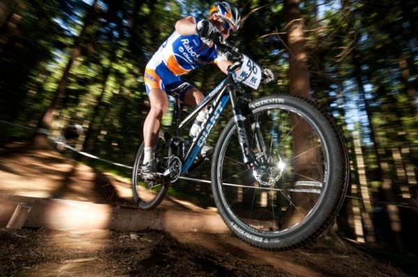 Emil Lindgren (Rabobank-Giant Offroad Team) races cross country.