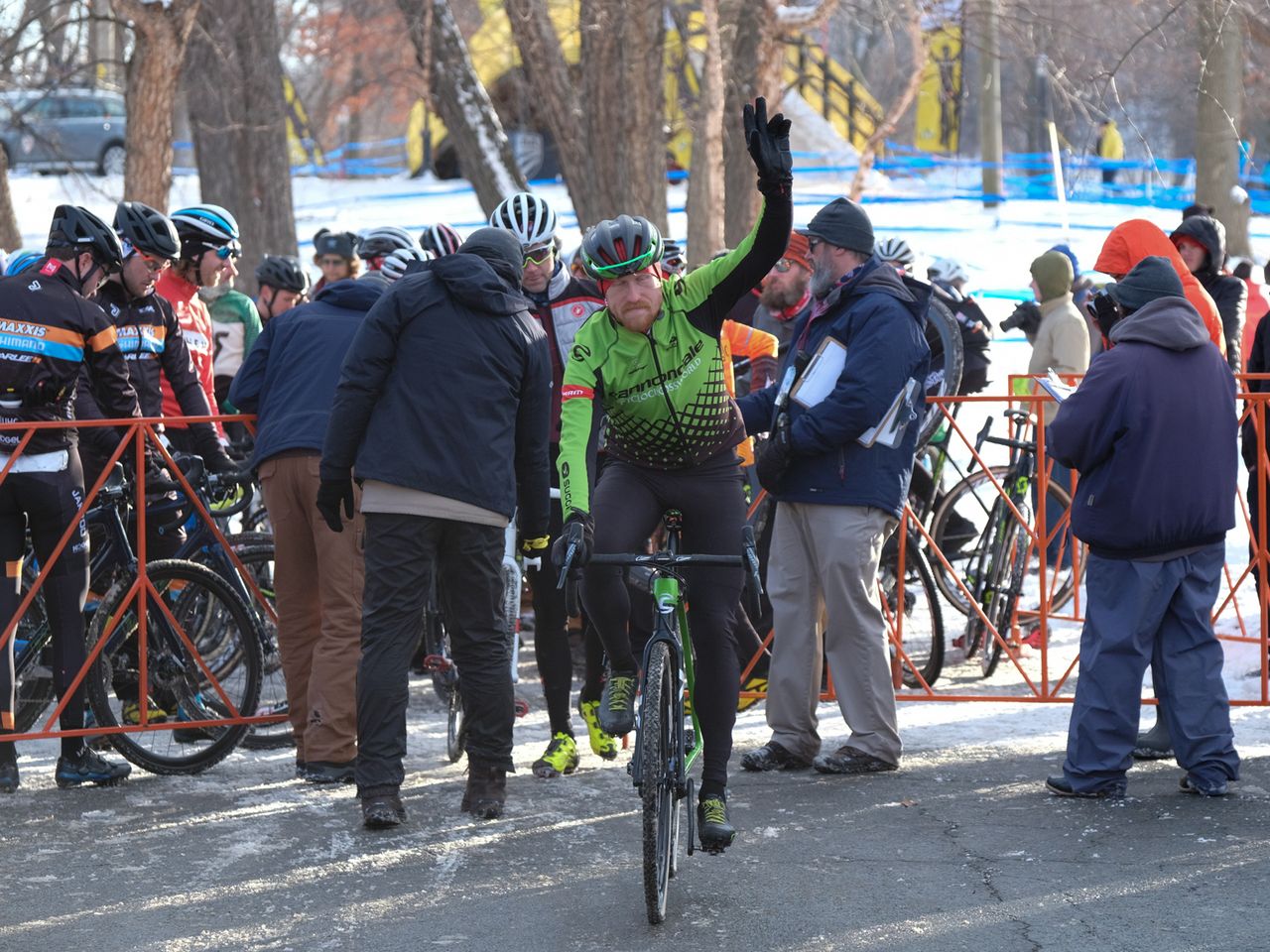 Stephen Hyde (Cannondale) waves to his fans as he rolls up to the line.
