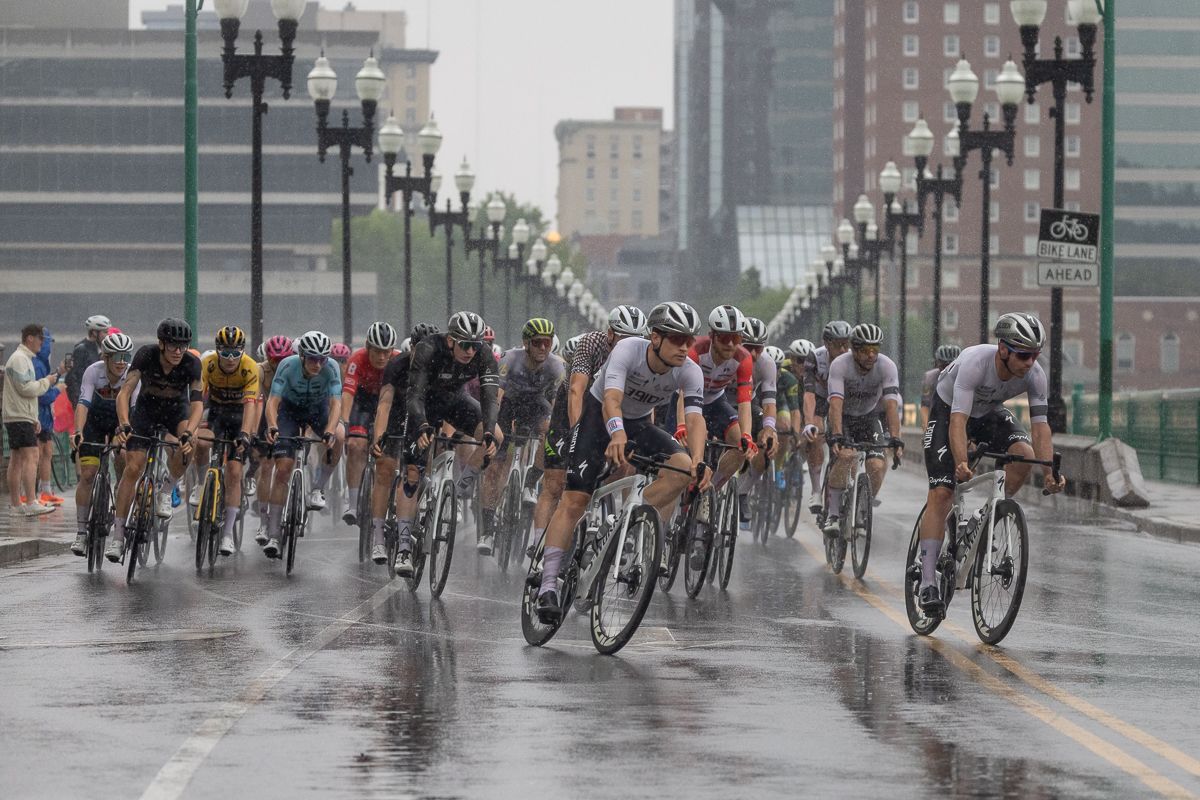 The start of the men's race was delayed for an hour and fifteen minutes and was shortened from 17 laps to 15 laps by a heavy thunderstorm that blew into Knoxville.