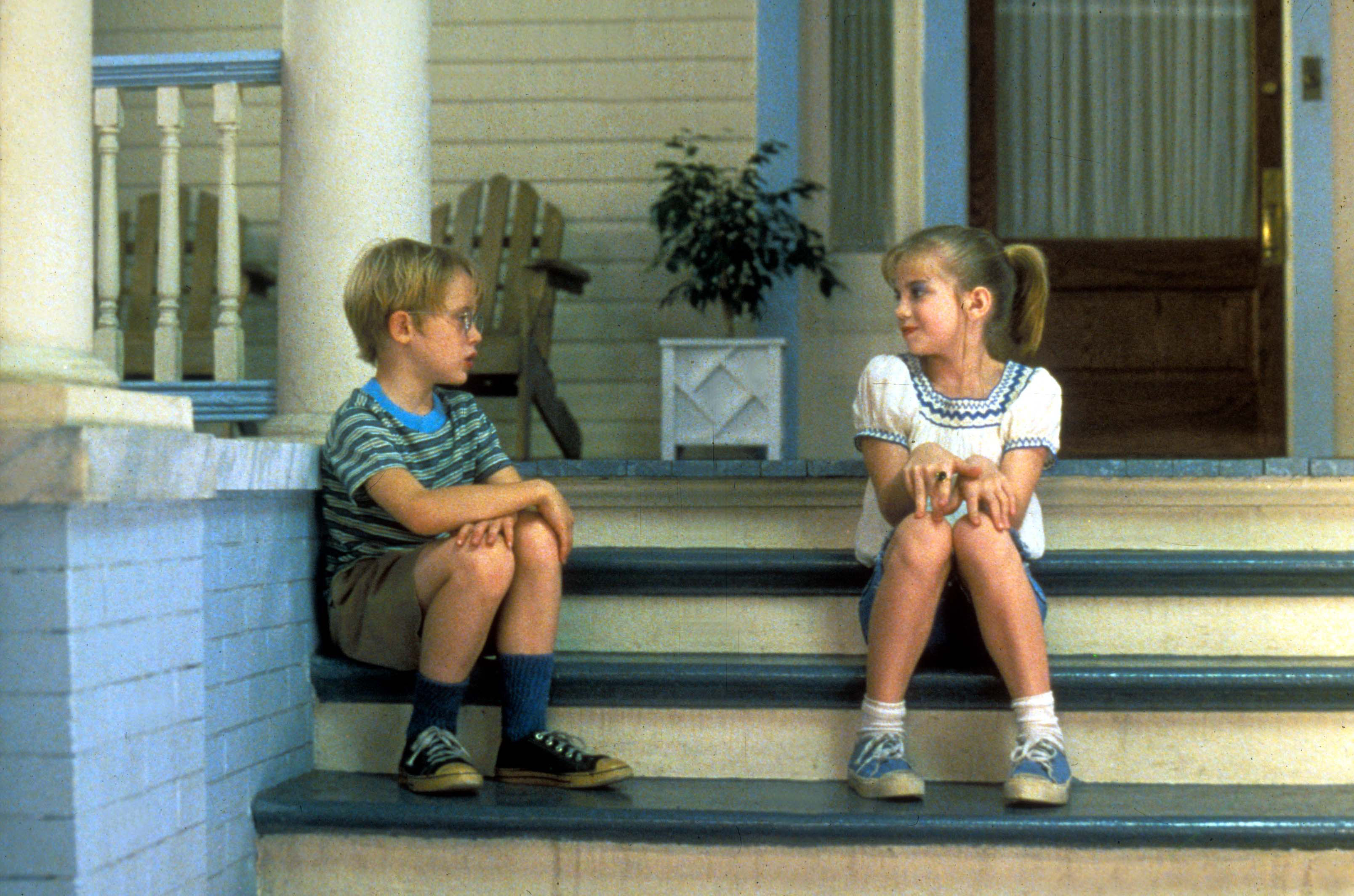 Anna Chlumsky and Macauley Culkin in 'My Girl' sitting on a front porch