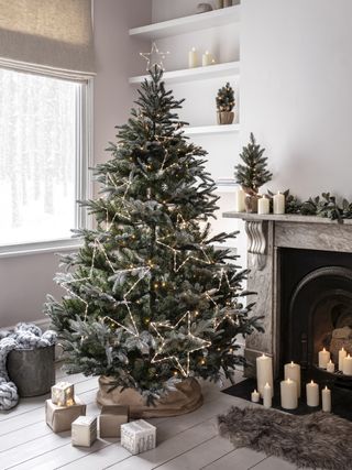 Christmas tree decorating ideas: Lights4fun Christmas tree with star lights