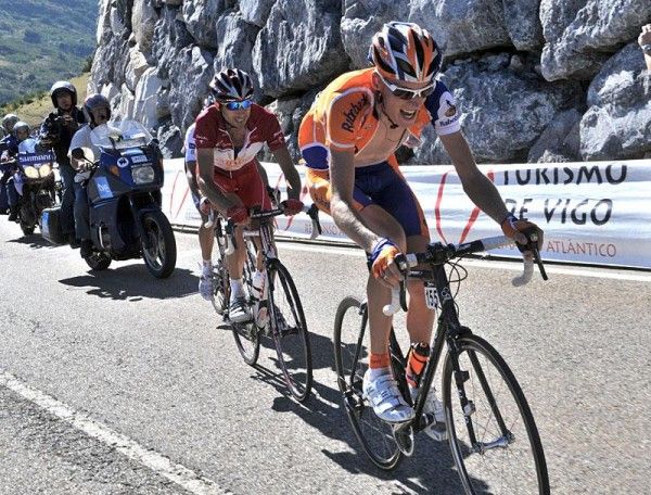 Robert Gesink (Rabobank) is marked by mountains leader David Moncoutie.