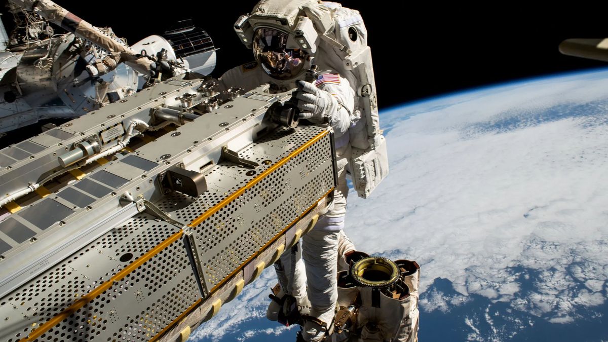 Astronautas da Estação Espacial Internacional se preparam para coletar amostras de microorganismos durante uma próxima caminhada espacial, já que a partida da tripulação do Starliner está atrasada