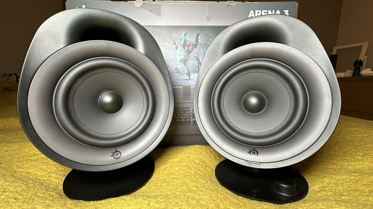 SteelSeries Arena 3 in front of their packaging