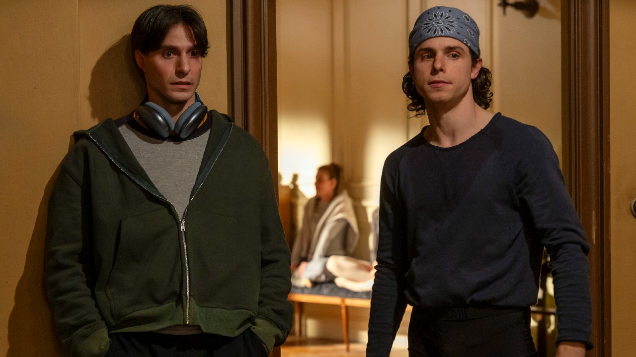 Tobias and Gabin looking forward and slightly concerned in Etoile.