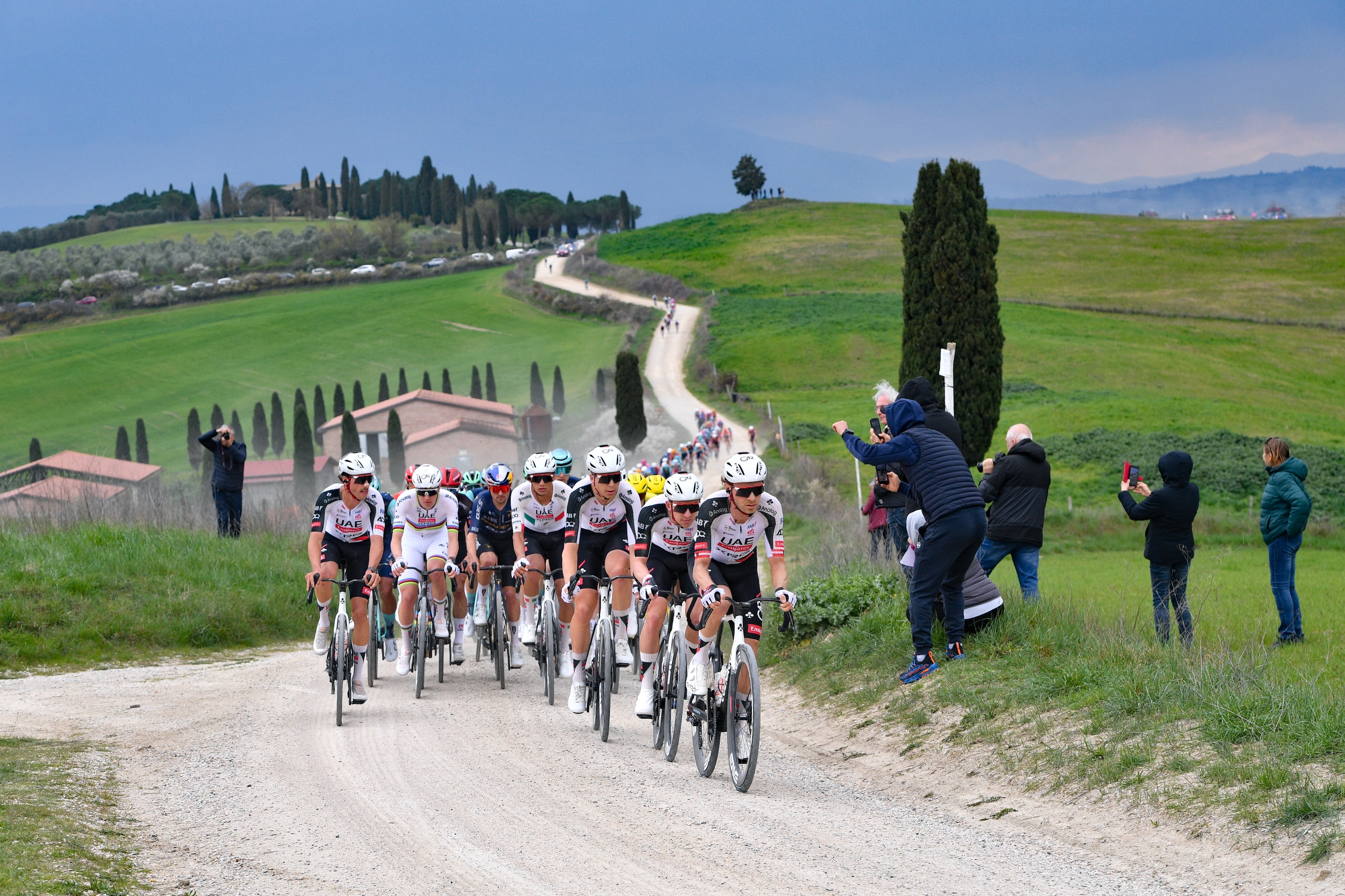 A equipe Emirates XRG dos Emirados Árabes Unidos enfrenta a competição masculina de ciclismo Strade Bianche da Itália em Siena, Itália, em 7 de março de 2026. (Foto de Luca Barsali/NurPhoto)