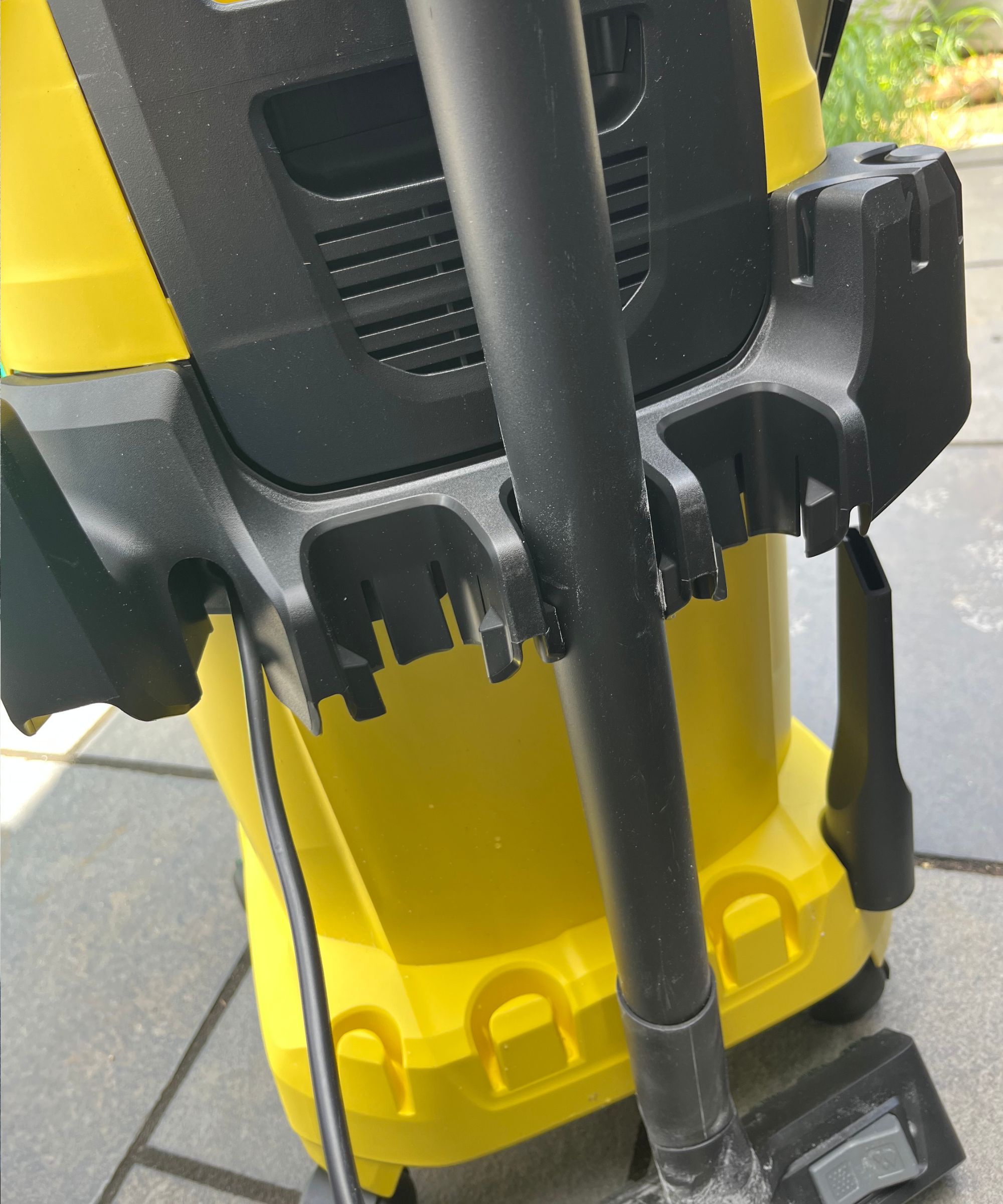 Karcher WD5 P has onboard tool storage for floorhead, crevice tool and suction tubes