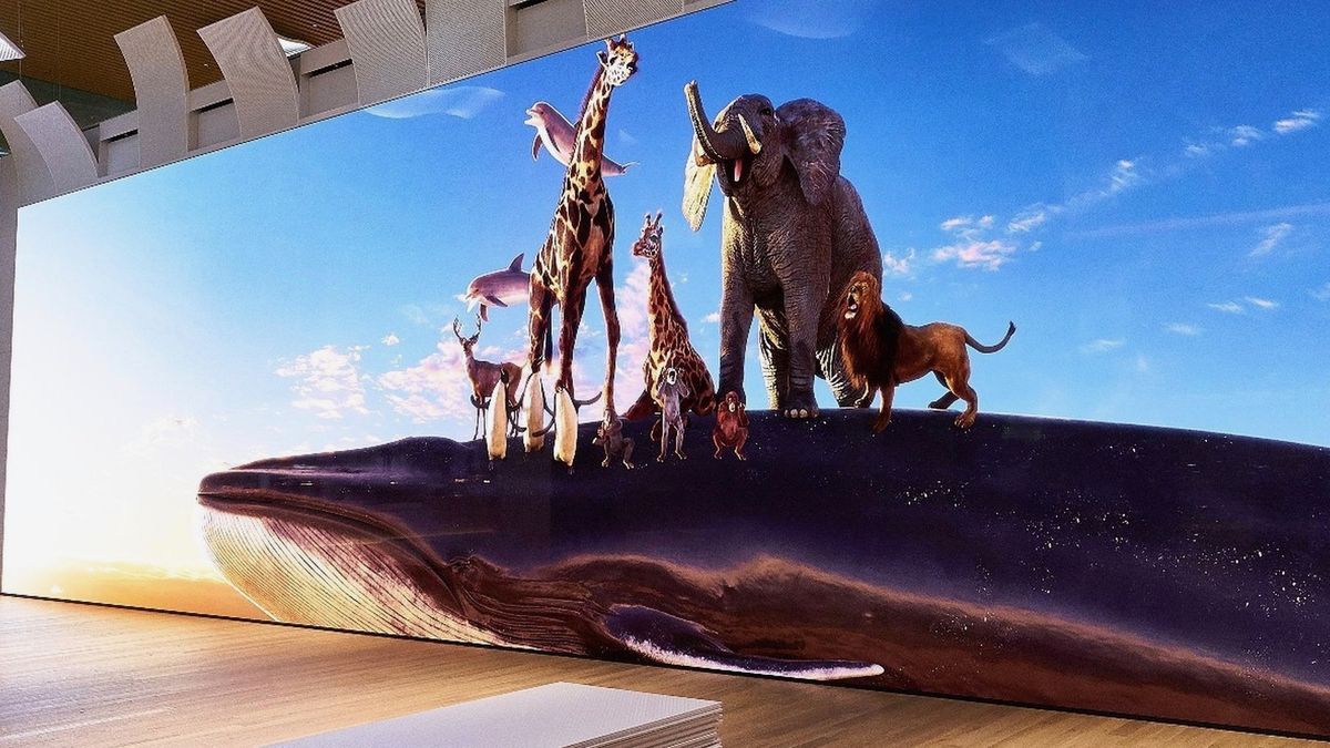 Sony&#039;s new 16K screen is longer than a bus